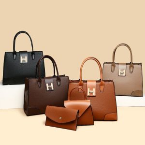 Nötr Renkli Bir Çanta