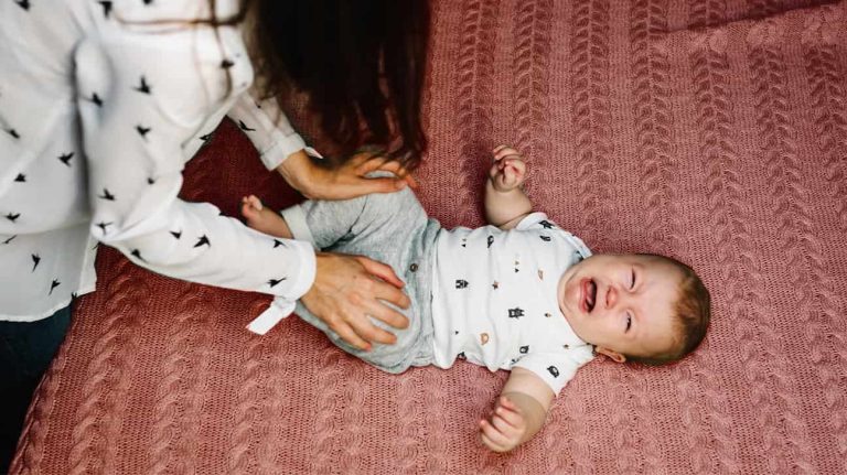 Bebeklerde Gaz Sancısı (Kolik): Nedenleri, Belirtileri ve 10 Etkili Çözüm Yolu