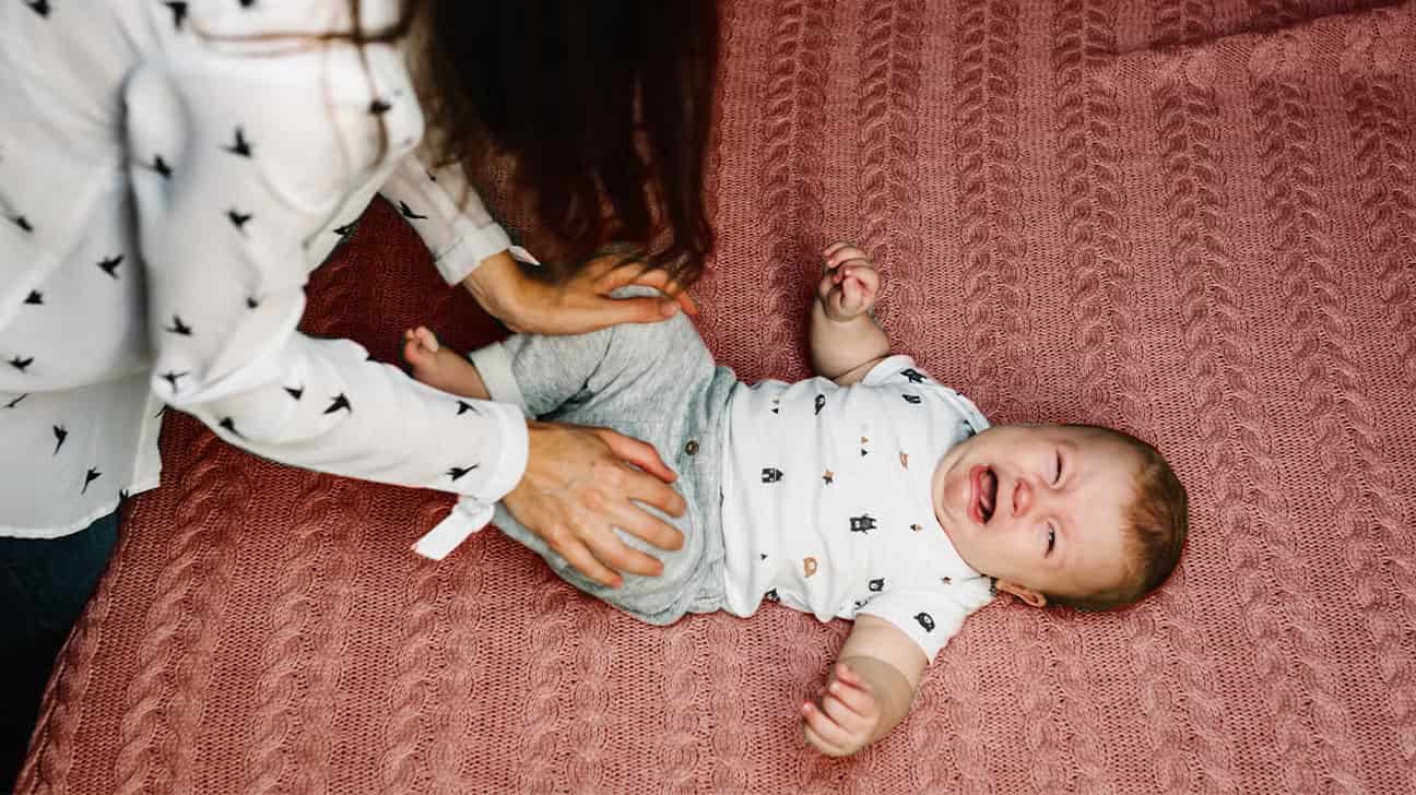 Bebeklerde Gaz Sancısı (Kolik): Nedenleri, Belirtileri ve 10 Etkili Çözüm Yolu